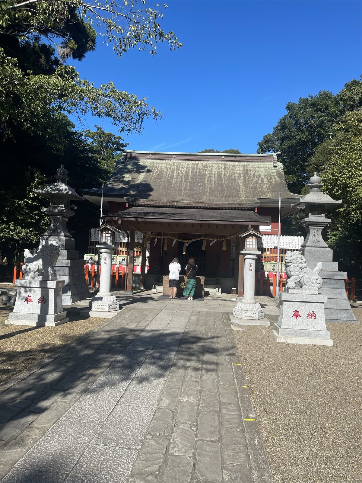参道の先に建つ社殿