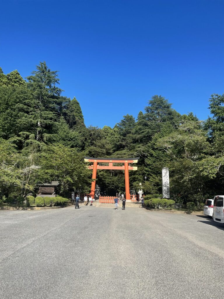 参道入口の朱塗りの鳥居