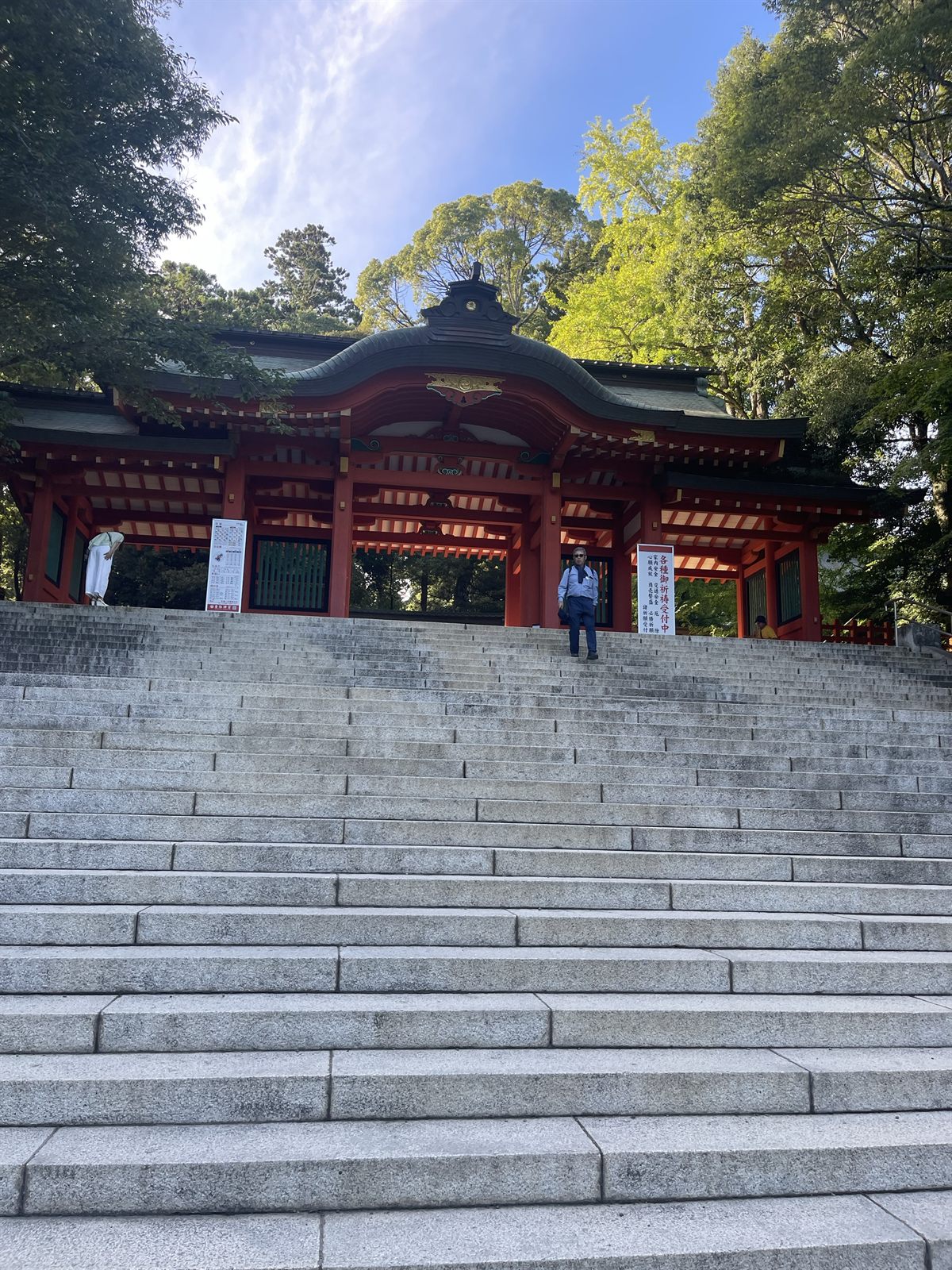 石段の上に建つ朱塗りの楼門