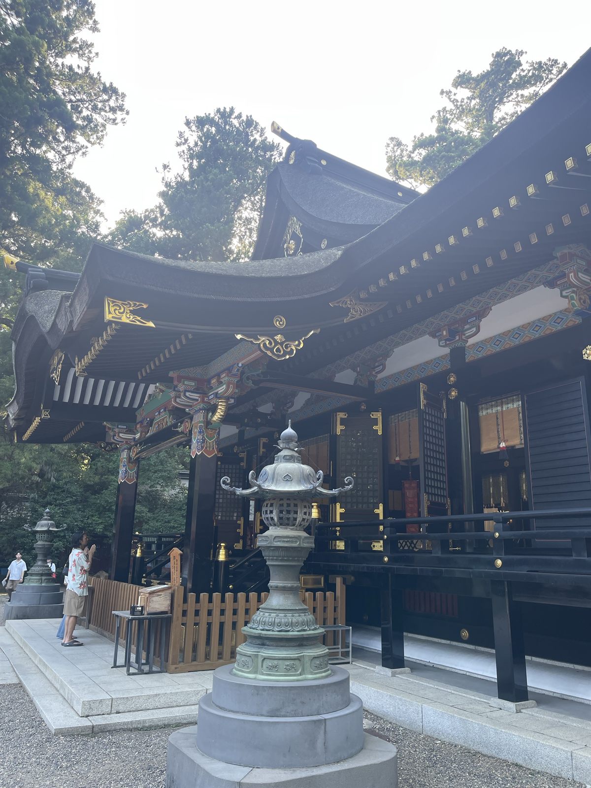 黒漆塗りの社殿